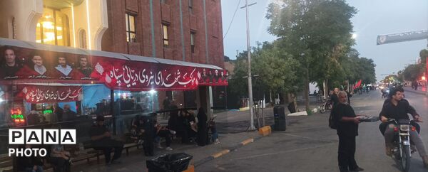 هم اکنون خیابان امام رضا (ع) و خیابان فدائیان اسلام در انتظار تشییع رهبر