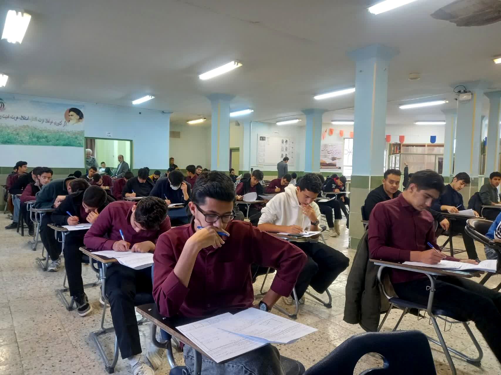 امتحانات نوبت اول در دبیرستان نمونه آیت الله خامنه ای