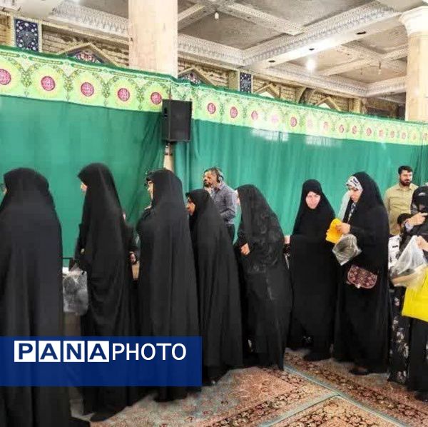 جلوه‌هایی از حضور نوجوانان قمی در شعبه‌های اخذ رای -1