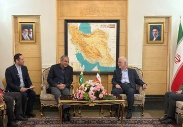 ورود وزیر کشور پاکستان به تهران با استقبال اسکندر مومنی