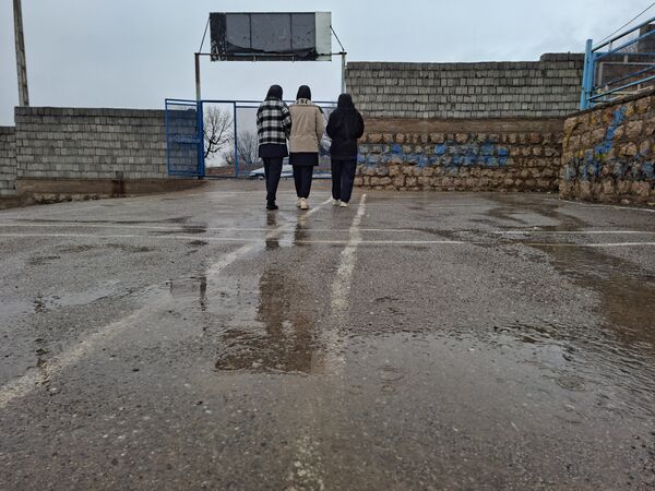 جلوه زیبای باران زمستانی در دبیرستان سبحان و مائده شلیل