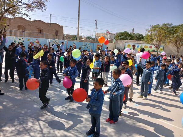 مراسم‌‌‌‌‌‌ روز‌ جهانی‌ کودک‌‌‌‌ در‌ دبستان‌ شهید‌ دیالمه‌ کاشمر