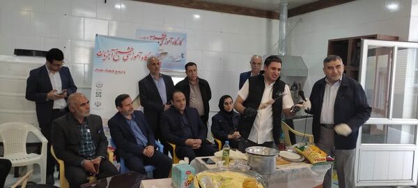 کارگاه طبخ آبزیان در دبیرستان میر فتح‌اله سید زنوزی شهر زنوز 