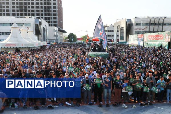 نخستین سالگرد خادم‌الرضا (علیه‌السلام) شهید آیت‌الله سید ابراهیم رئیسی در عرصه میدان شهدا مشهد 