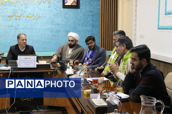 نشست ریاست سازمان دانش‌آموزی با مدیر آموزش و پرورش ناحیه یک یزد