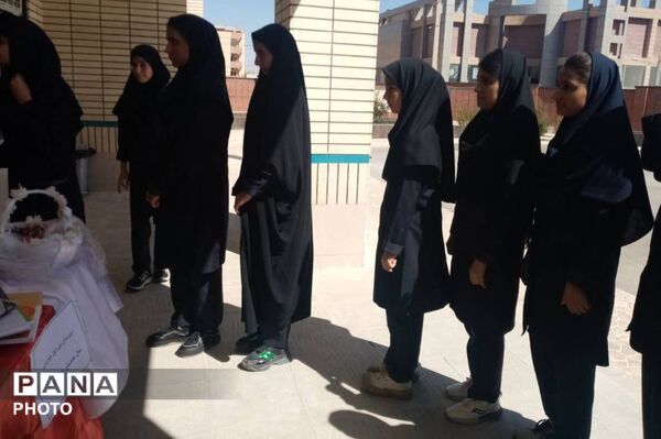 جشن عاطفه‌ها در دبیرستان دخترانه خوارزمی؛ مهربانی دانش‌آموزان در قاب همدلی