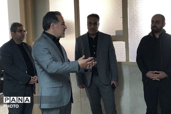 بازدید و عرض تبریک مدیر آموزش و پرورش ناحیه دو شهرری از کارکنان اداری