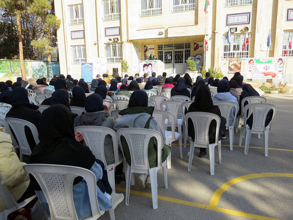 زدن زنگ انقلاب در مدرسه دخترانه فرزانگان شهرستان بجنورد 