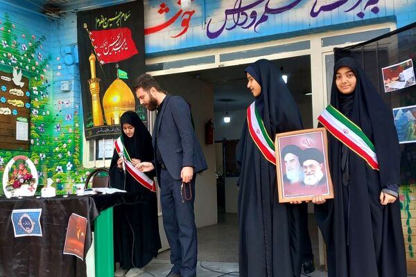 سوگواری فرهنگیان و دانش‌آموزان شهرستان قرچک در مدرسهٔ متوسطه اول بنیاد پانزده خرداد 