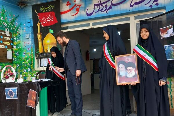 سوگواری فرهنگیان و دانش‌آموزان شهرستان قرچک در مدرسهٔ متوسطه اول بنیاد پانزده خرداد 