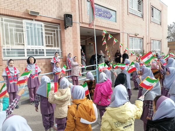 زنگ انقلاب و فضاسازی مدرسه زنده یاد نوحی به مناسبت دهه فجر 