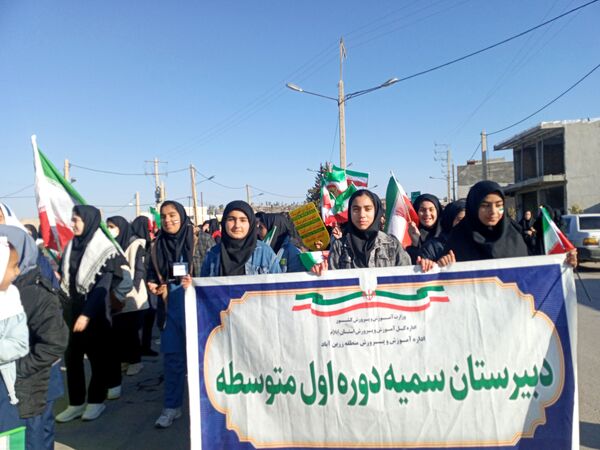 حضور دانش‌آموزان بخش سراب میمه در راهپیمایی۲۲بهمن 