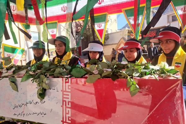 مدرسه شهید سمیه خرم‌آباد میزبان مراسم باشکوه تشییع شهید گمنام شد