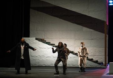 «ذرات آشوب» در جشنواره بین‌المللی تئاتر بغداد روی صحنه رفت