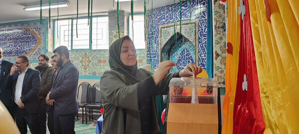 تقسیم مهربانی ها در روز نیکوکاری با حضور مسئولین در مدارس ملارد 
