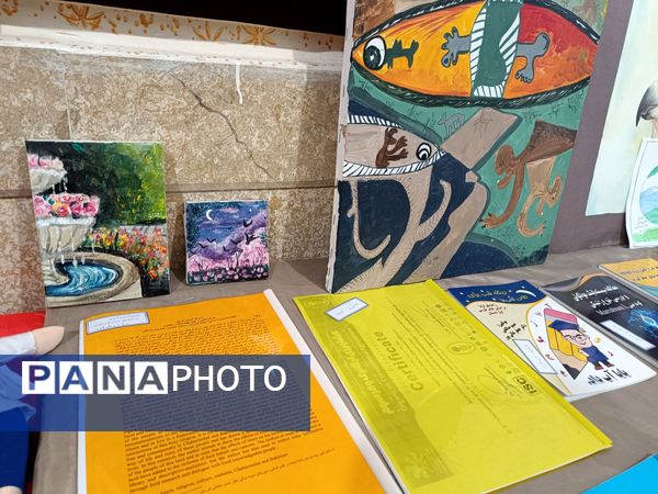 نمایشگاه هفته پژوهش در مدرسه پروین‌اعتصامی 