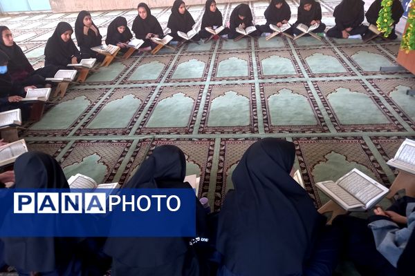 محفل انس با قرآن کریم در دبیرستان دخترانه شاهد فیض