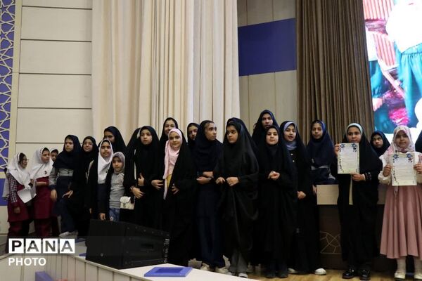 تجلیل از دانش آموزان برتر مسابقات قرآن و عترت و نماز در نجف آباد