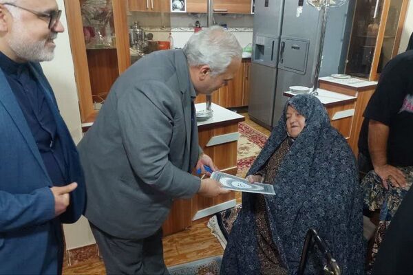 دیدار فرماندار فیروزکوه با خانواده‌های شهدا