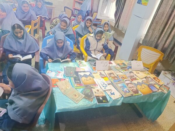 جشن کتاب و مطالعه در دبیرستان دخترانه متوسطه اول 15 خرداد 