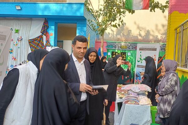 برگزاری بازارچه همدلی با کودکان غزه در دبستان آزاده ناحیه دو شهرری 