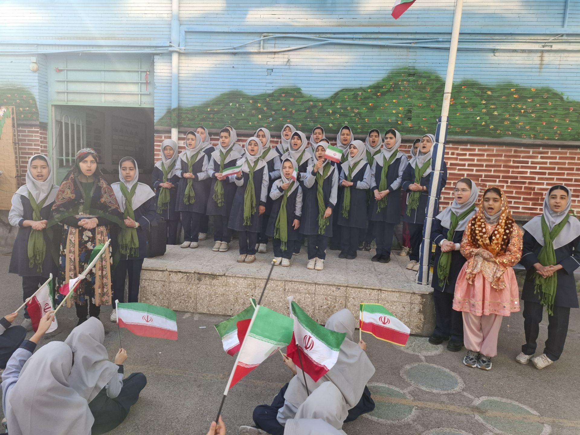 بزرگداشت روز ۲۲ بهمن  در دبستان میثاق 