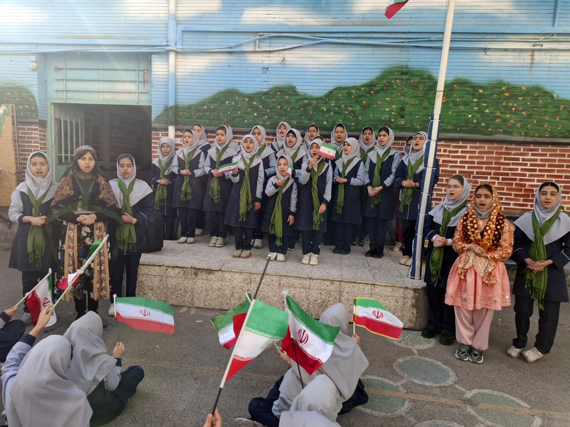 بزرگداشت روز ۲۲ بهمن  در دبستان میثاق 