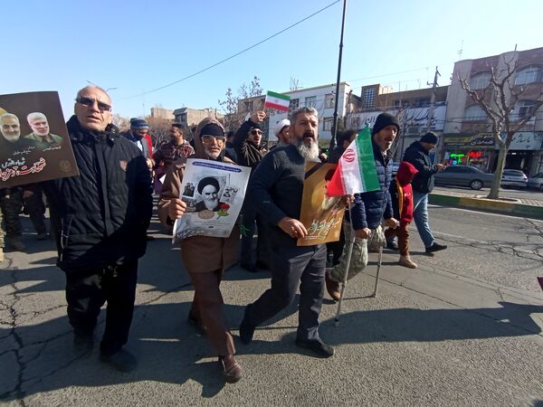 مردم غیور ملارد با حضور پرشور خود در راهپیمایی ۲۲ بهمن، ثابت کردند که همچنان پای انقلاب اسلامی ایستاده‌اند.