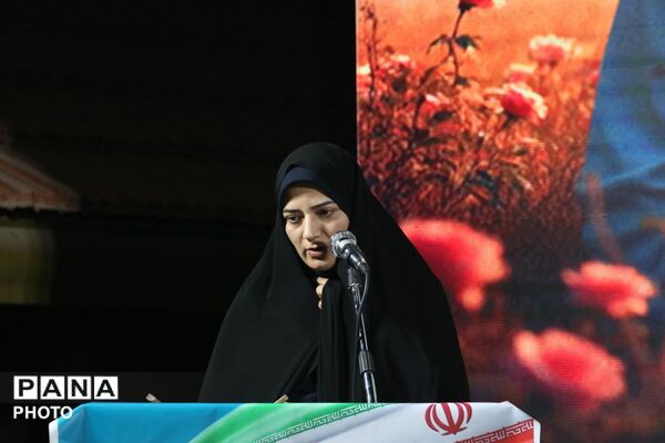 لاله‌های آسمانی در دبستان دخترانه حسین فاطمه یزد شکوفا شدند