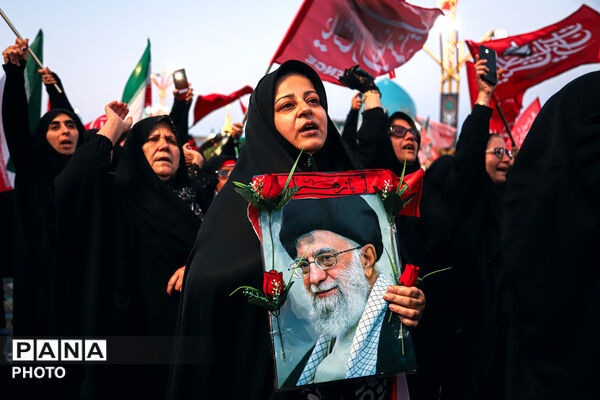 اقامه نماز بر پیکر مطهر رهبر شهید انقلاب در حرم مطهر رضوی-۲