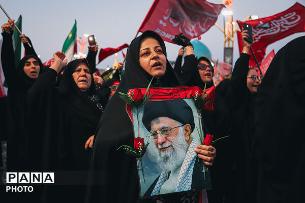 اقامه نماز بر پیکر مطهر رهبر شهید انقلاب در حرم مطهر رضوی-۲