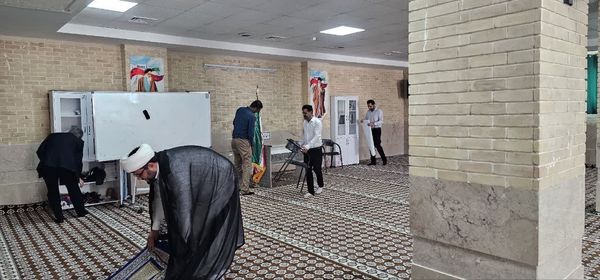 غبارروبی نمازخانه‌های مدارس قشم در آستانه سال تحصیلی جدید