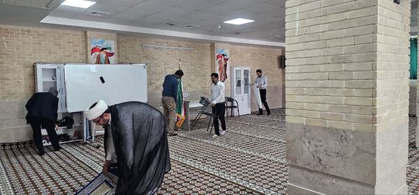 غبارروبی نمازخانه‌های مدارس قشم در آستانه سال تحصیلی جدید