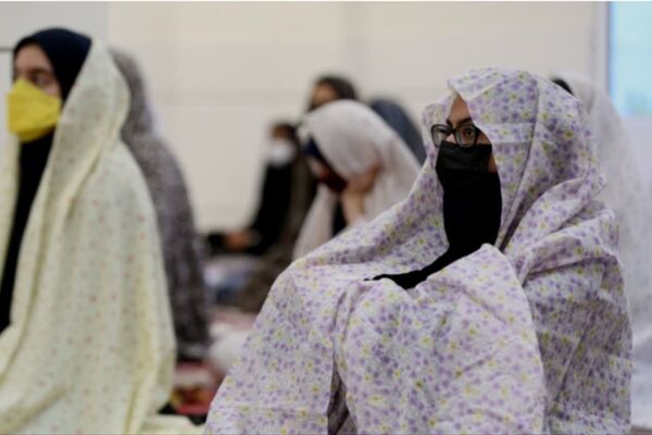 اقامه نماز جماعت دانش‌آموزان در مسجد