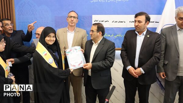 نشست صمیمی اعضای تشکل های دانش آموزی با مدیرکل آموزش وپرورش استان اردبیل