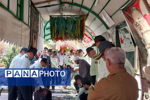 آیین گلباران قبور شهدا در آخرین روز هفته انتظامی