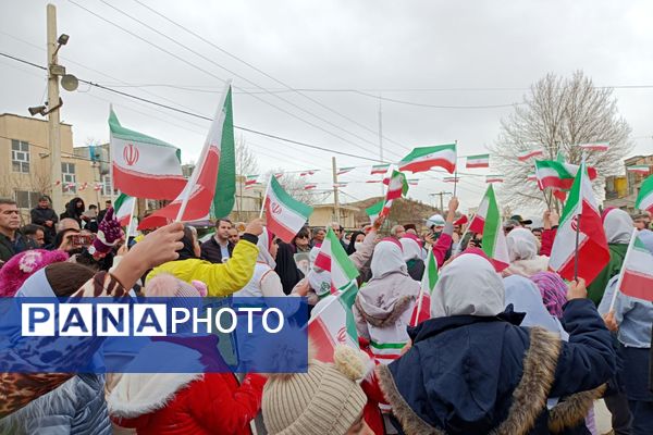 دانش‌آموزان دالاهو در راهپیمایی ۲۲ بهمن غوغا کردند