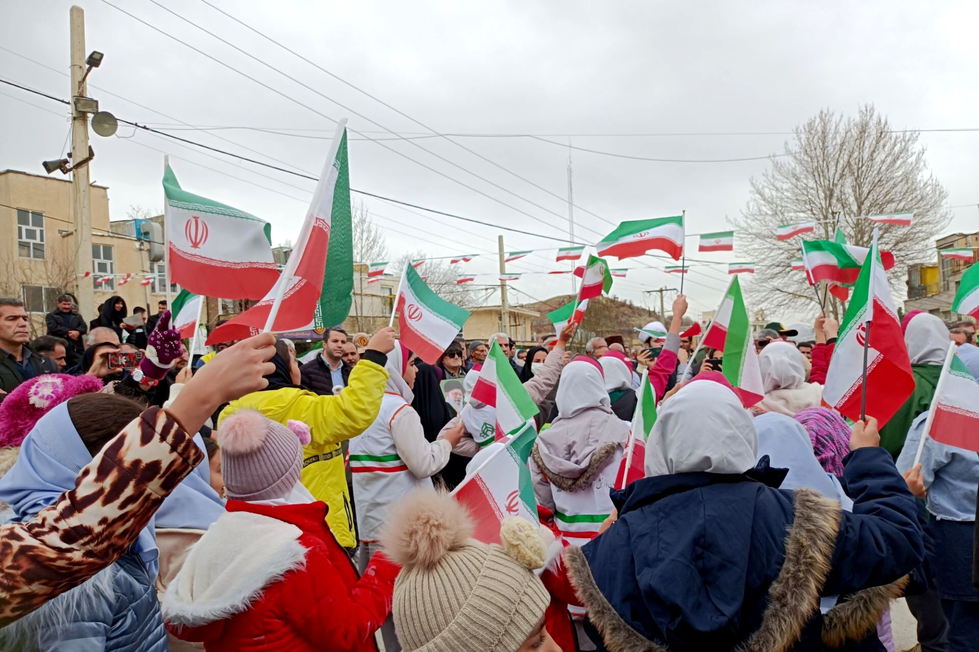 دانش‌آموزان دالاهو در راهپیمایی ۲۲ بهمن غوغا کردند
