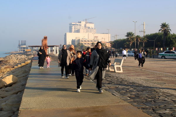 پیاده‌روی خانوادگی در بوشهر