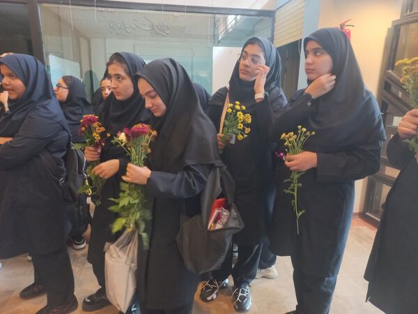غبارروبی مزارشهدا توسط دانش‌آموزان منطقه ۱۳