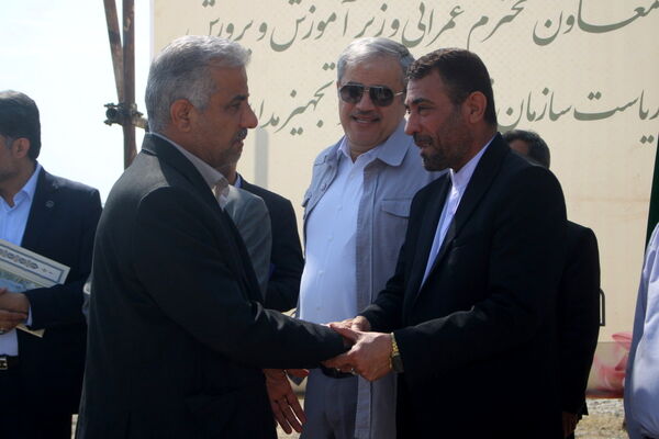 آیین شروع عملیات اجرایی دبیرستان 12 کلاسه شهید اسماعیل محمدپور در تنگک بوشهر