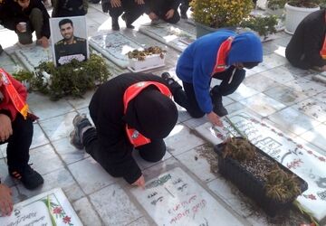  در چهارمین روز از ایام دهه فجر مزار شهدا توسط پیشتازان البرزی  غبارروبی شد