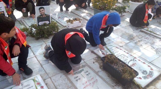  در چهارمین روز از ایام دهه فجر مزار شهدا توسط پیشتازان البرزی  غبارروبی شد