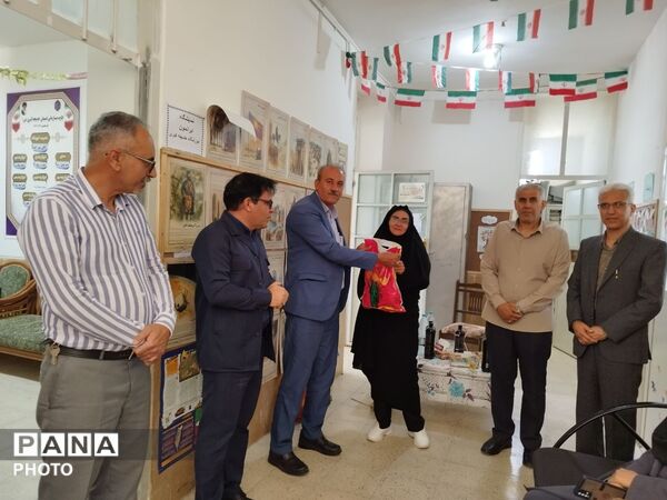 تجلیل از کادر مدرسه خدیجه کبری(س) در هفته معلم