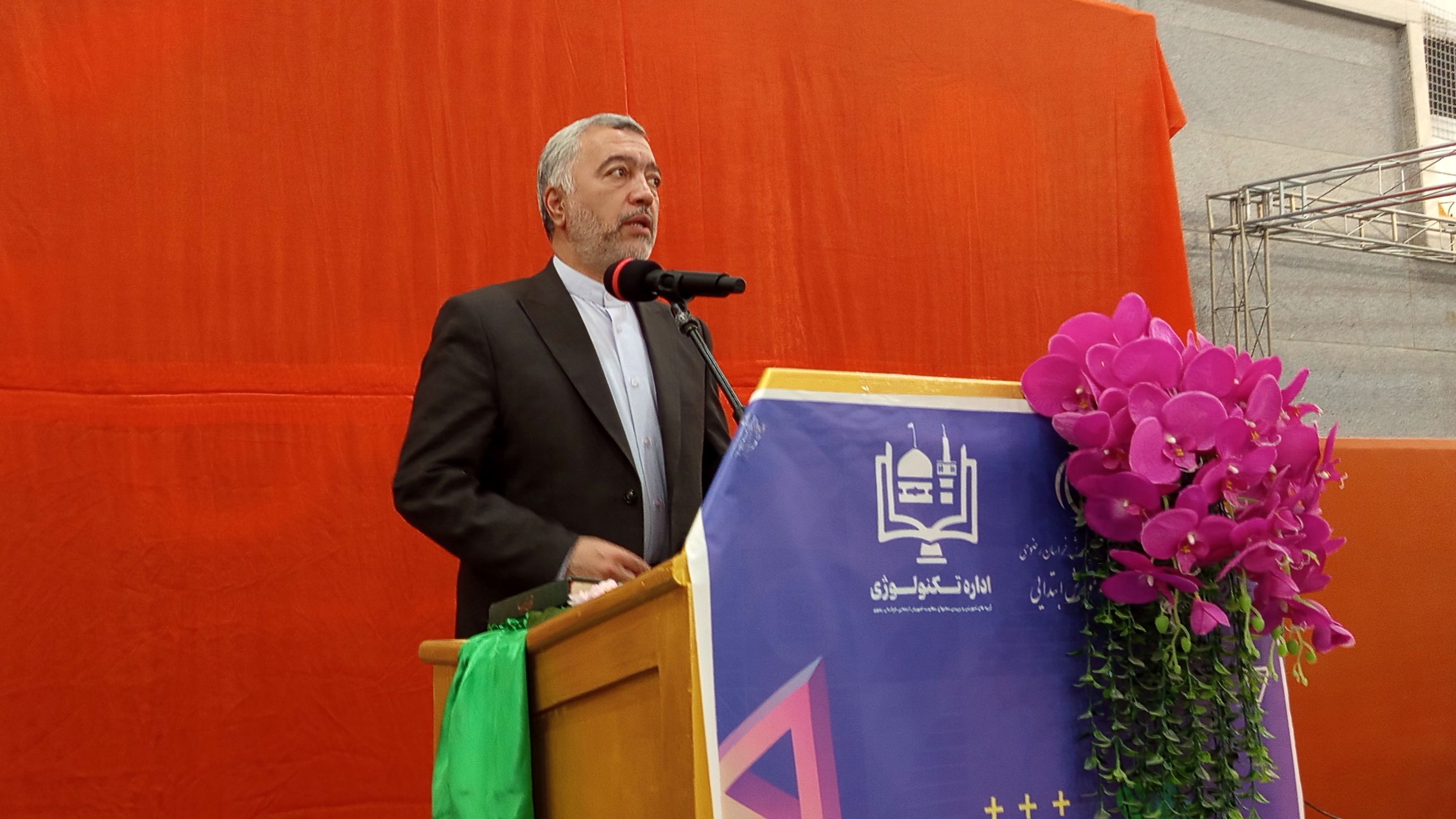 در «اکساوان» بازی در کنار ریاضی قرار می‌گیرد