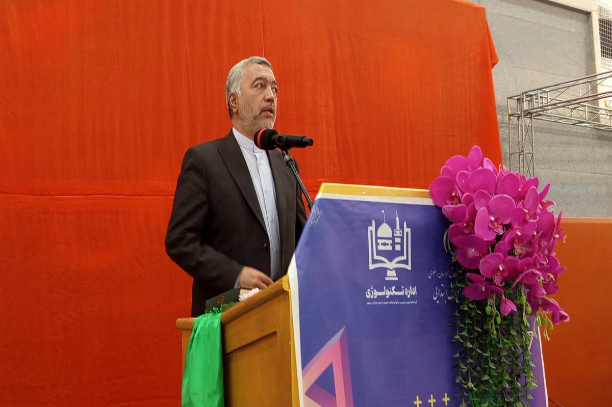 در «اکساوان» بازی در کنار ریاضی قرار می‌گیرد