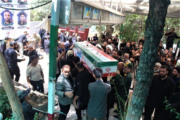 جلوه‌های حزن و خشم در مراسم تشییع شهدا