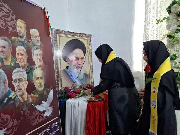 نواختن زنگ انقلاب در مدرسه قادر خانزاده شهرستان بانه