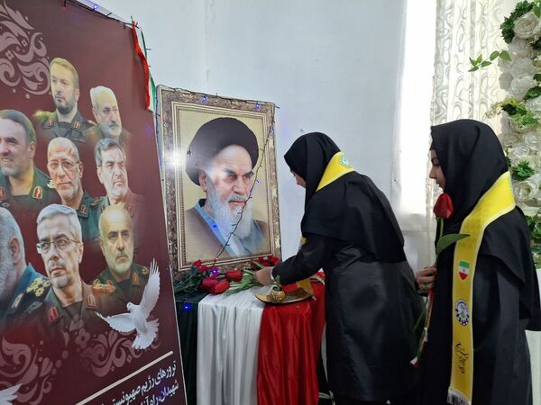 نواختن زنگ انقلاب در مدرسه قادر خانزاده شهرستان بانه