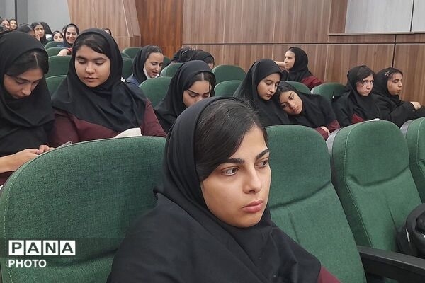  کارگاه تفکر دیزاین در تولید اکسسوری چرمی با حضور هنرجویان و هنرآموزان هنرستان‌های ملارد